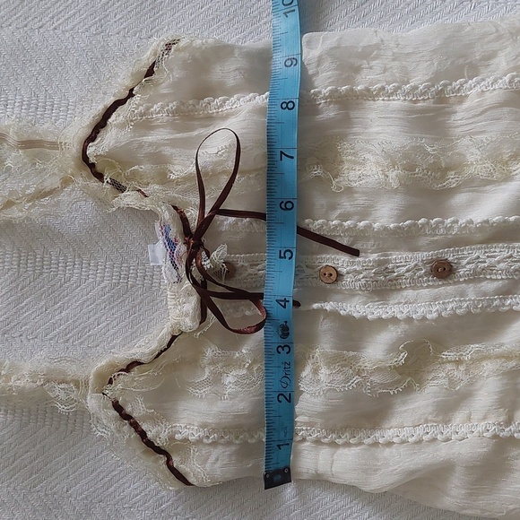 Girls size 4 cream colored button up with lace details - Picture 8 of 8
